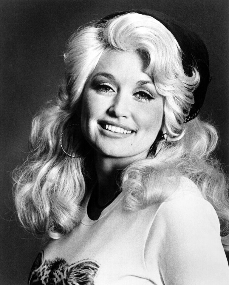 A black and white photo of Dolly Parton 1970